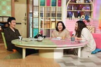 左から草彅剛、海原やすよ ともこ。(c)読売テレビ