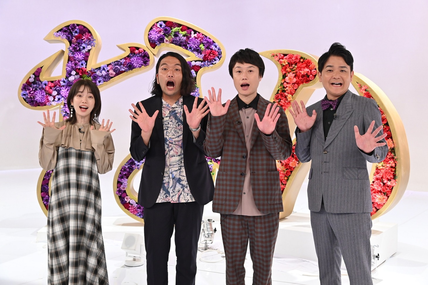 「ノブナカなんなん？」MCの千鳥ノブ（右）、弘中綾香アナ（左）と、新レギュラーとして出演する見取り図（中央）。(c)テレビ朝日