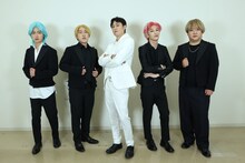 「ネタパレ」に「バーター少年団」として出演する（左から）四千頭身・石橋、宮下草薙・宮下、ロバート山本、納言・安部、ラランド・ニシダ。(c)フジテレビ