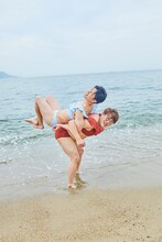 マユリカファースト写真集「Perfect!!」より、波打ち際でじゃれ合うマユリカ。