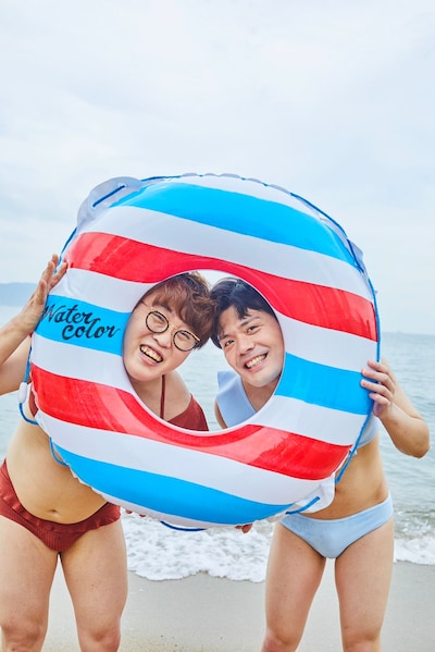 マユリカファースト写真集「Perfect!!」より、浮き輪から顔を覗かせるマユリカ。