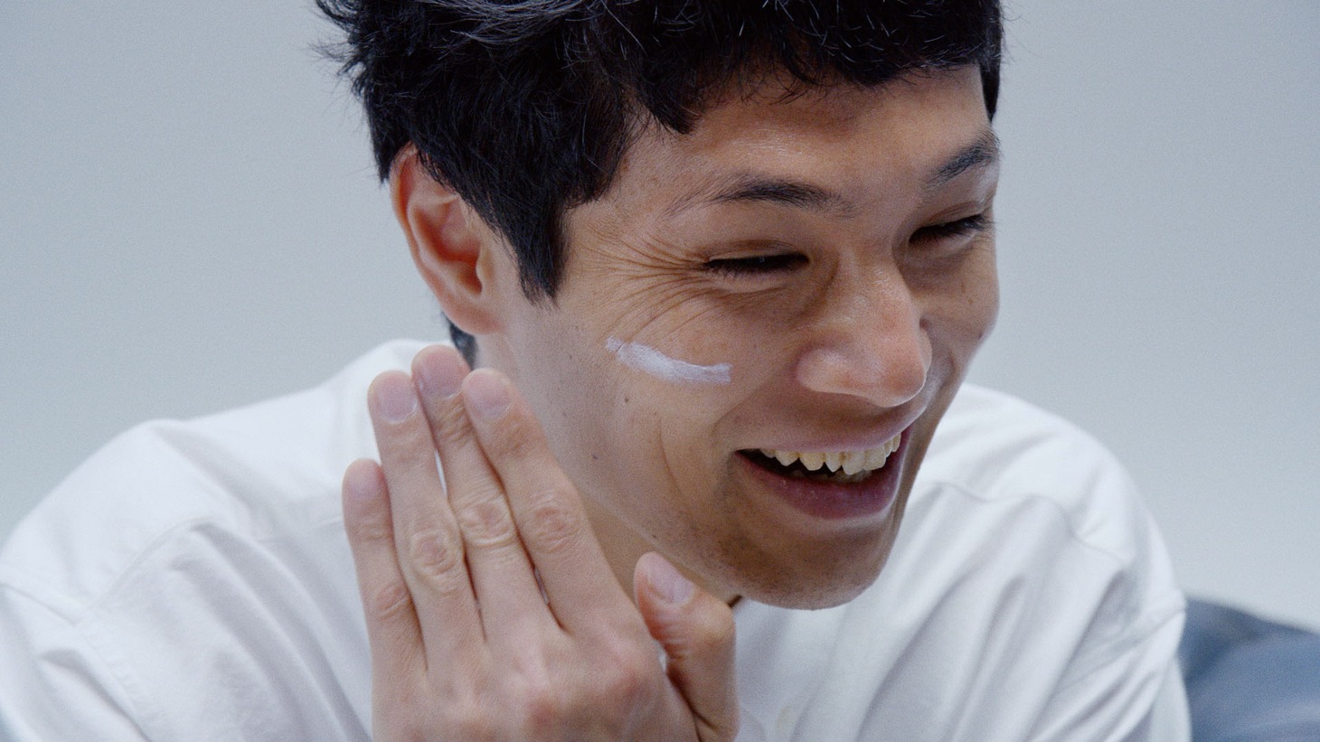 ウーノのWeb動画「もう中学生をしれっと『もう大人』にしてみた。」より。