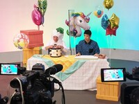 もう中学生（右）と、もう中プロデュースの子供番組をサポートするサバンナ高橋（左）。(c)TBS