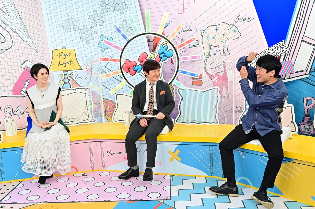 スタジオ出演する、（左から）ホラン千秋、内村光良、劇団ひとり。(c)TBS