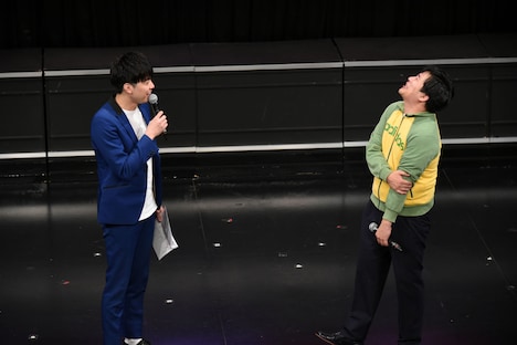 ランジャタイ国崎に扮して登場するMCのコットンきょん（右）。