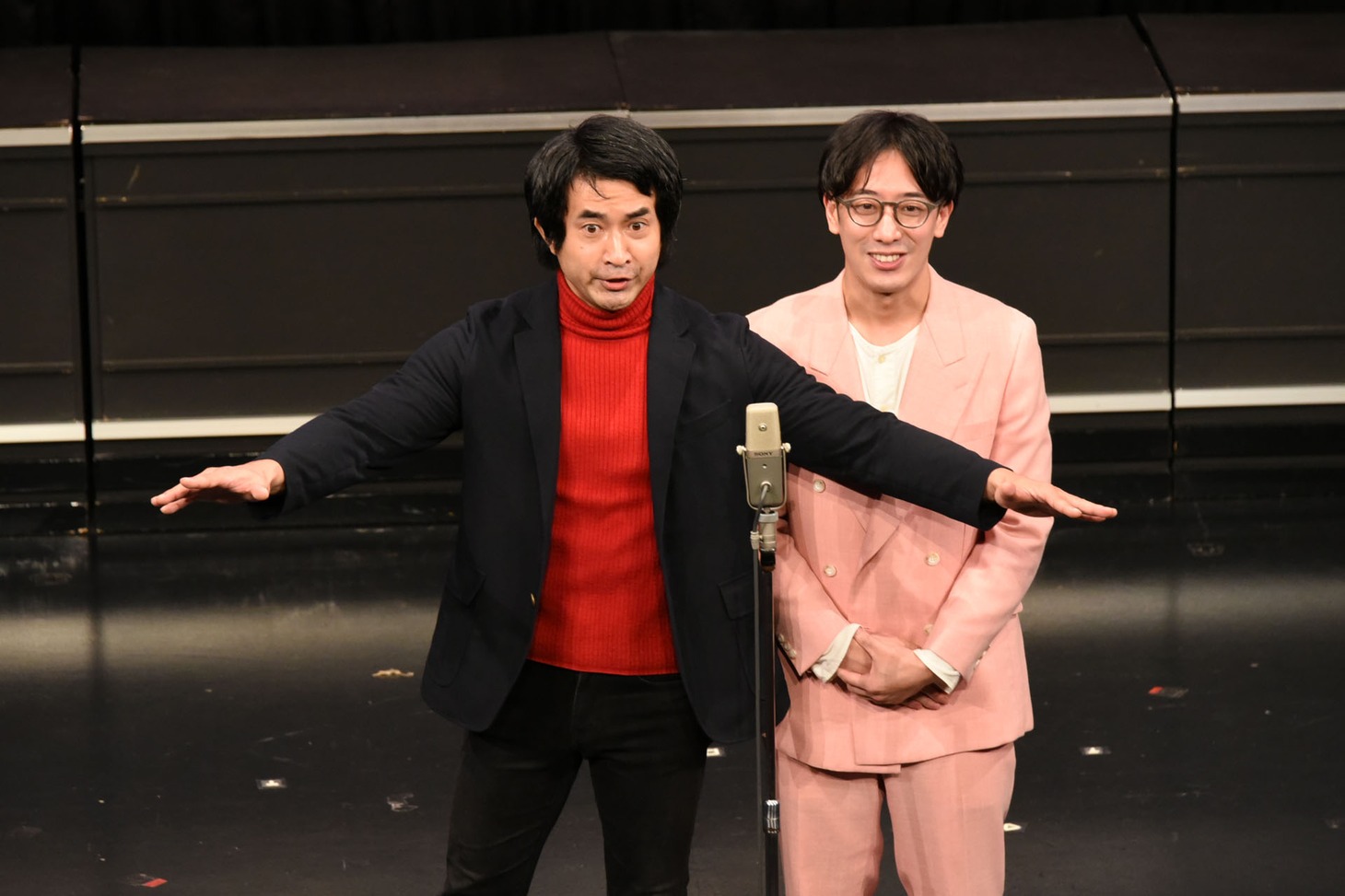 2本目のネタを披露する入間国際宣言。