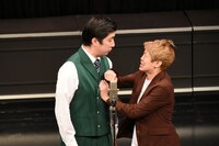 2本目のネタを披露するランパンプス。