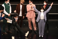 8.6秒バズーカーのポーズで喜びを表現するTHIS IS パン。