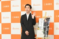 フォトセッションに応じるハライチ岩井。