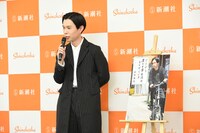 囲み取材に応じるハライチ岩井。