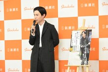 囲み取材に応じるハライチ岩井。