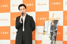 囲み取材に応じるハライチ岩井。