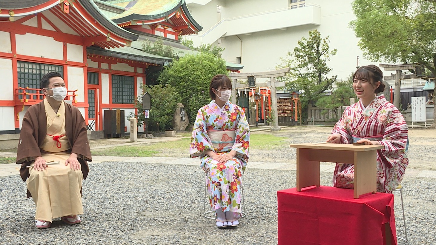 左から桂吉弥、小嶋花梨、安部若菜。(c)読売テレビ