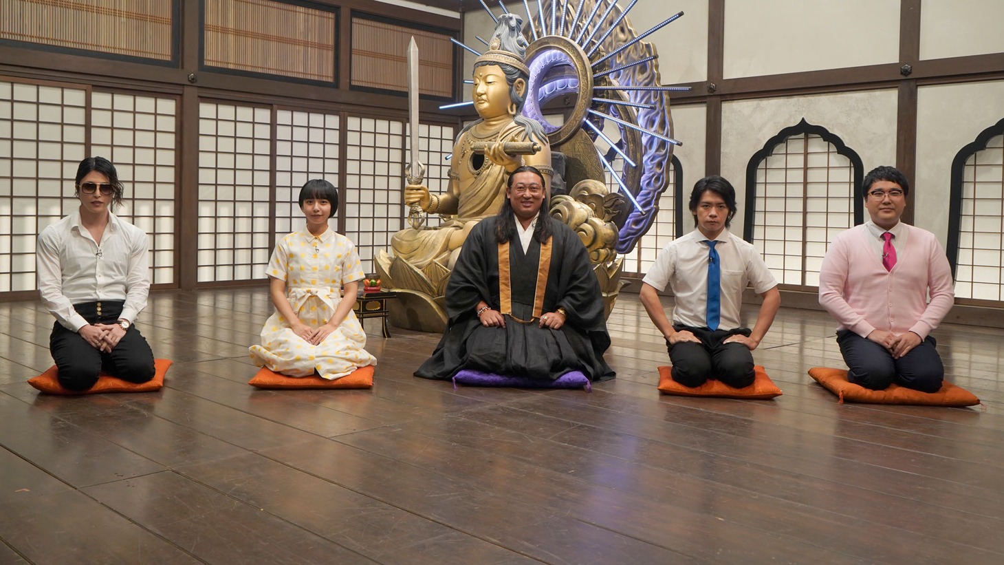 左からROLAND、山之内すず、住職（ロバート秋山）、マヂカルラブリー。
