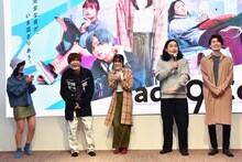 かが屋・賀屋（右から2人目）のトークが一同を笑わせるワンシーン。