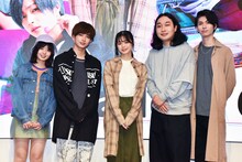 YouTubeドラマ「add9 Code」の囲み取材会に出席した（左から）ゆな、曽田陵介、紺野彩夏、かが屋・賀屋、樋口晃平。