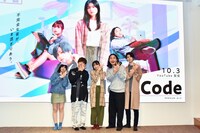 作品名にかけて「ナインスポース」を披露するキャストたち。