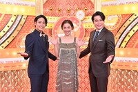 MCの（左から）桐山照史、中村アン、平成ノブシコブシ吉村。(c)TBS