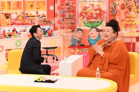 左から有吉弘行、マツコ・デラックス。(c)テレビ朝日