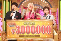 左から司会の小籔千豊、第9代「歌ネタ王」のZAZY、司会のフットボールアワー後藤。(c)MBS