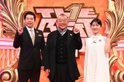 MC陣の（左から）今田耕司、笑福亭鶴瓶、初回で進行を務める山本里菜アナ。(c)TBS