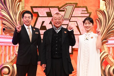 MC陣の（左から）今田耕司、笑福亭鶴瓶、初回で進行を務める山本里菜アナ。(c)TBS