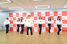 CMでのダンスを実演する霜降り明星せいやとShibu3 project。