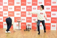 “せせお”になりきる霜降り明星せいや（左）と、「SASUKE」のフィッシュボーンを突破している姿をイメージしたポーズを決める粗品（右）。