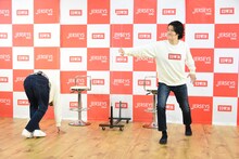 “せせお”になりきる霜降り明星せいや（左）と、「SASUKE」のフィッシュボーンを突破している姿をイメージしたポーズを決める粗品（右）。