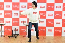 「SASUKE」のフィッシュボーンを突破している姿をイメージしたポーズを決める霜降り明星・粗品。