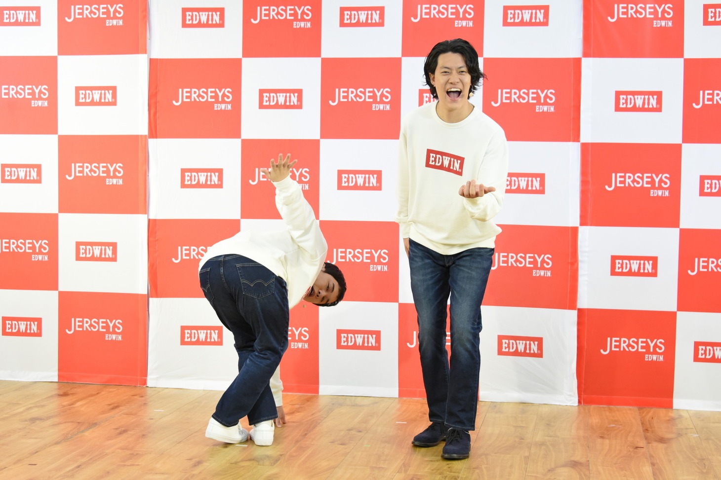 EDWINの新CM発表会に登壇した霜降り明星。