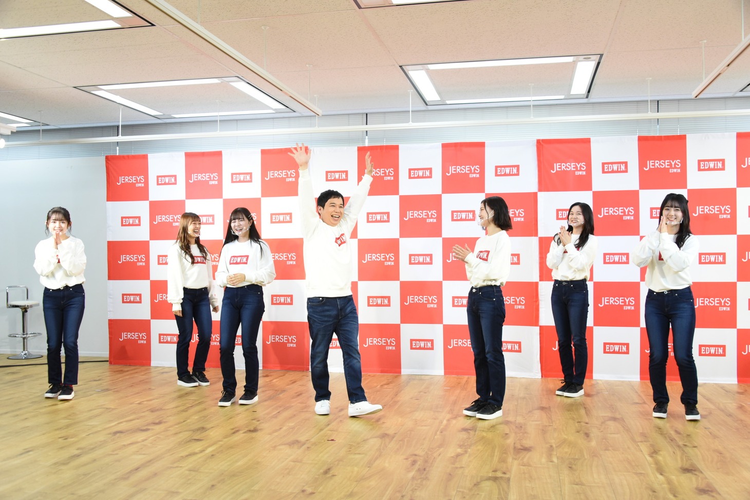 ダンスを成功させ、喜ぶ霜降り明星せいやとShibu3 project。