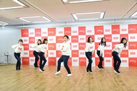 CMでのダンスを実演する霜降り明星せいやとShibu3 project。