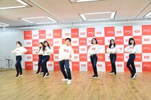 CMでのダンスを実演する霜降り明星せいやとShibu3 project。