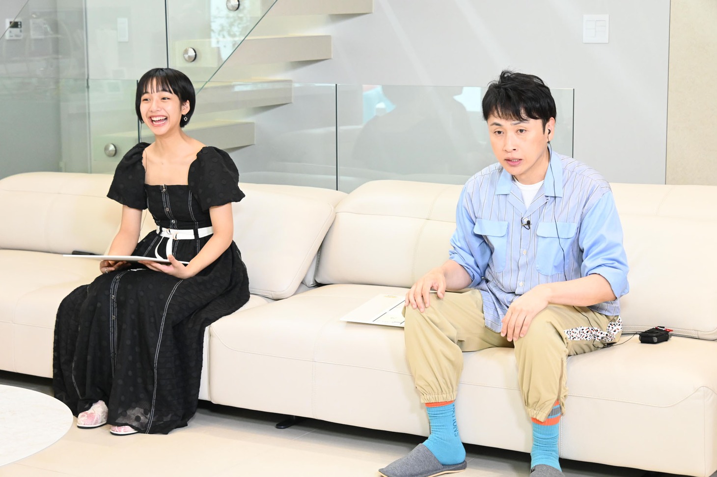 ゲストの山之内すず（左）、アンジャッシュ児嶋（右）。