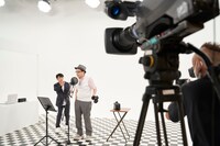 動画「ナレーション録音 なめたらあかん編」撮影中の様子。