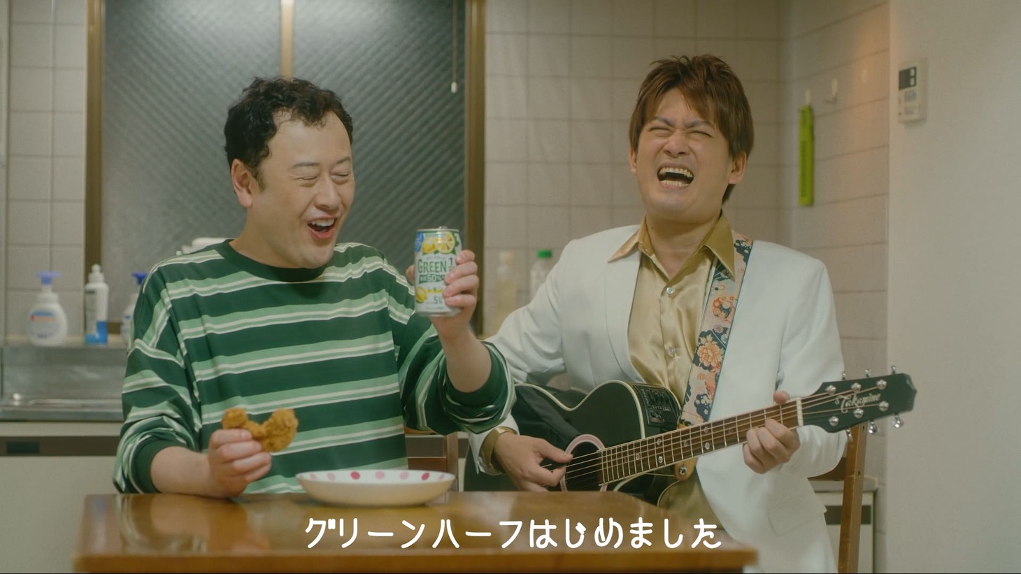 「グリーンハーフはじめました」編より、コウメ太夫（左）とAMEMIYA（右）。
