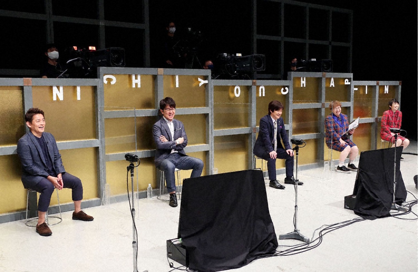 左からスピードワゴン井戸田、土田晃之、内村光良、ハリセンボン。