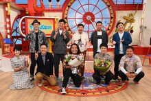 「マルコポロリ！」を卒業する見取り図（前列左から3人目、4人目）と、出演者たち。