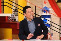 MCの東野幸治。