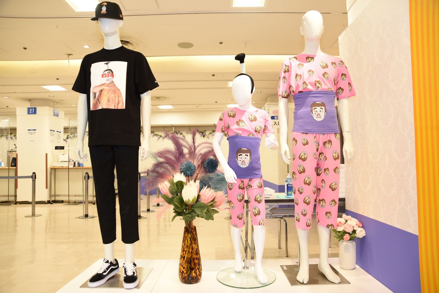 「志村けんの大爆笑展（東京）」グッズ売り場の一部。