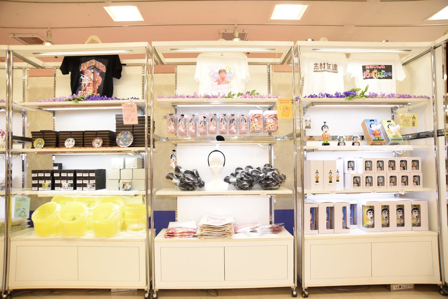 「志村けんの大爆笑展（東京）」グッズ売り場の一部。