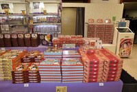 「志村けんの大爆笑展（東京）」グッズ売り場の一部。