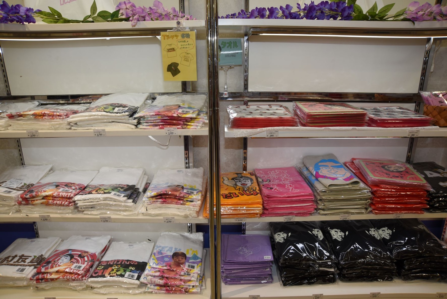 「志村けんの大爆笑展（東京）」グッズ売り場の一部。