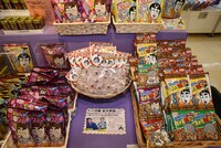 「志村けんの大爆笑展（東京）」グッズ売り場の一部。