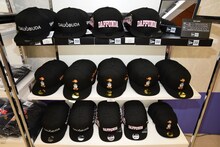 「志村けんの大爆笑展（東京）」グッズ売り場の一部。