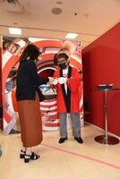 来場者を迎え入れる仲本工事（右）。