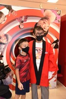 来場者を迎え入れる仲本工事（右）。