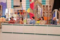 （左から）有吉弘行、みちょぱ、ハナコ秋山、蛙亭イワクラ、バイきんぐ小峠。(c)テレビ朝日