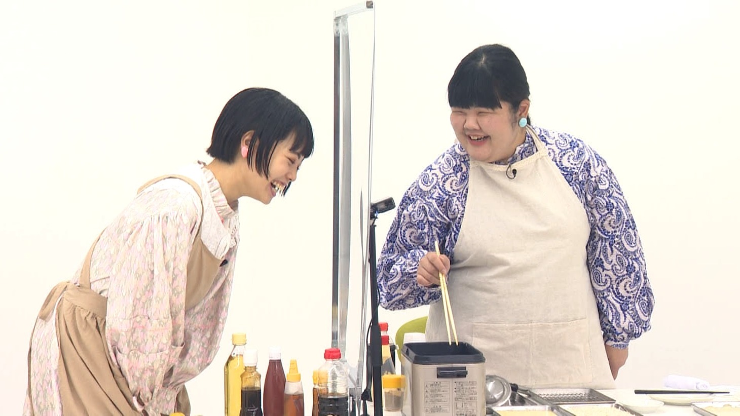 （左から）ぼる塾きりや、ぼる塾あんり。(c)テレビ朝日